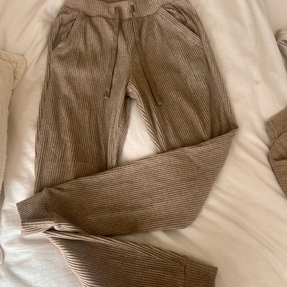 ALO Yoga Tan Ribbed Women Sweater and Sweatpants - Picture 6 of 9